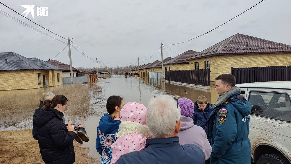 «Это общая беда»: оренбуржцы объединились в борьбе с последствиями  рекордного наводнения - KP.RU