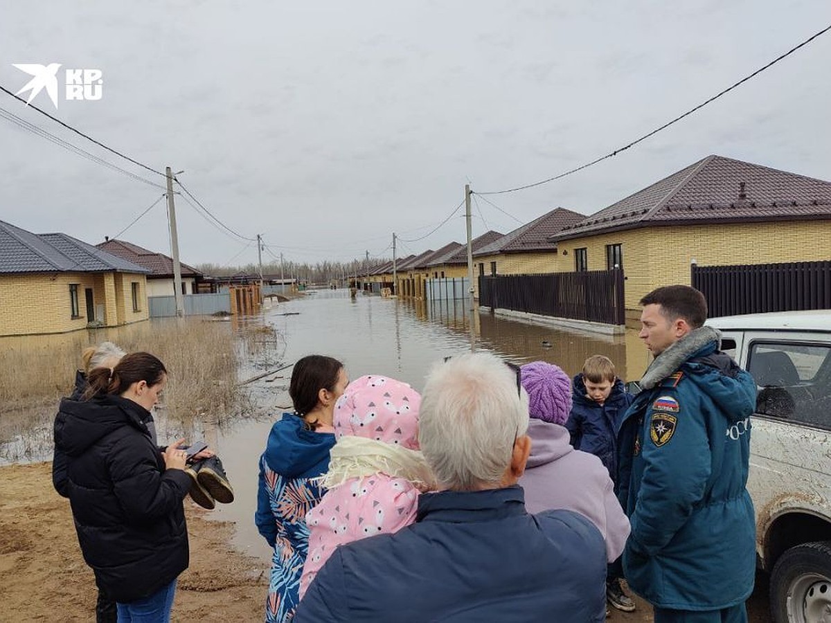 «Это общая беда»: оренбуржцы объединились в борьбе с последствиями  рекордного наводнения - KP.RU