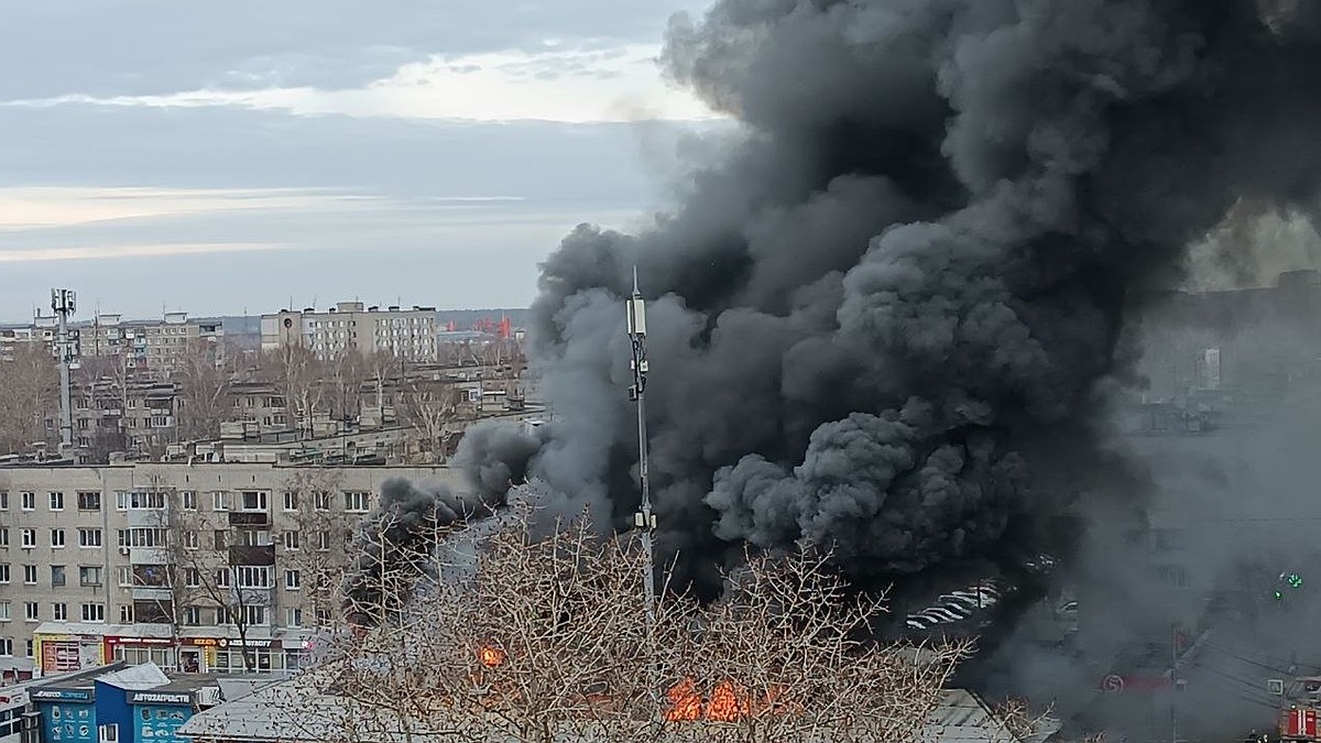 В небо валит столб черного дыма: Рынок полыхает в Автозаводском районе  Нижнего Новгорода - KP.RU