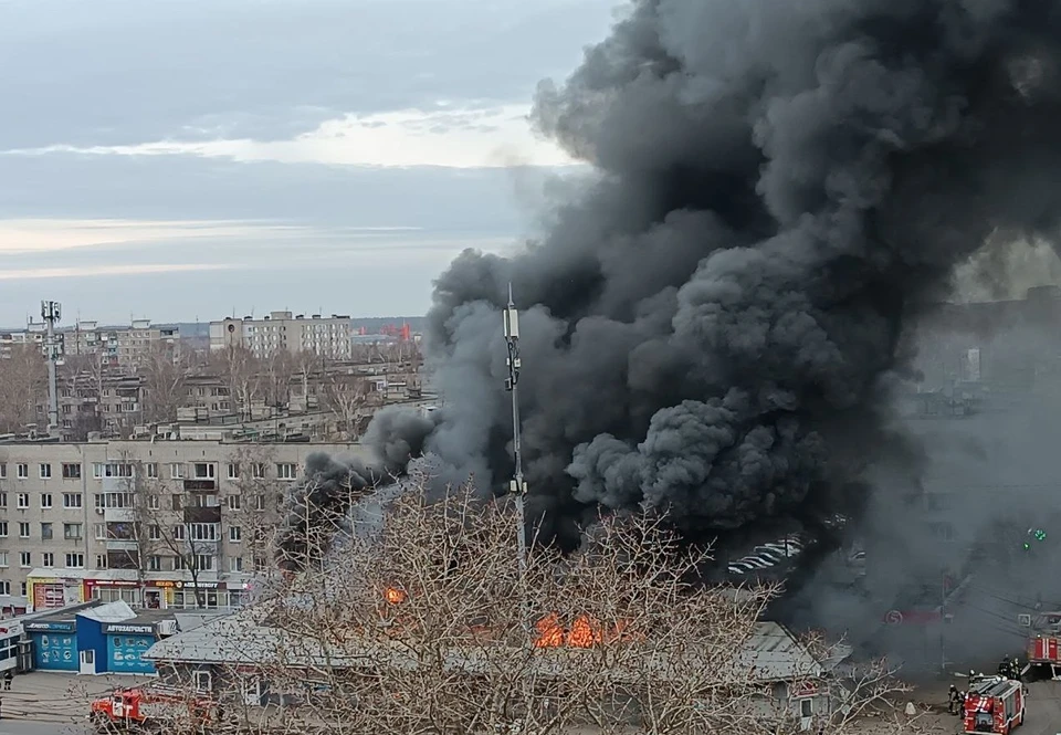 Рынок на улице Дружаева вспыхнул в Автозаводском районе ранним утром 7 апреля.