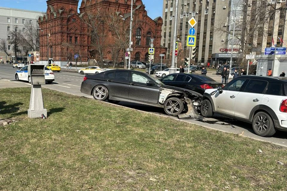 ДТП произошло днем 7 апреля в центре столицы, два человека попали в больницу