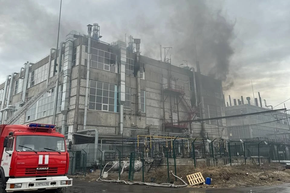 Производственное здание вспыхнуло на Игумновском шоссе.