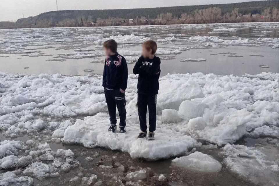 Отколовшаяся льдина унесла мальчишек на три метра от берега и, застряв, остановилась. Фото: Кемеровская служба спасения