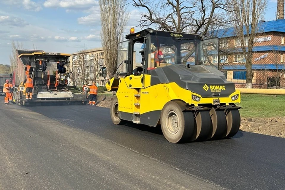 В Красном Луче дорожники восстанавливают участок трассы «Луганск — Лутугино — Красный Луч — граница ДНР». Фото - глава Красного Луча Сергей Соловьев