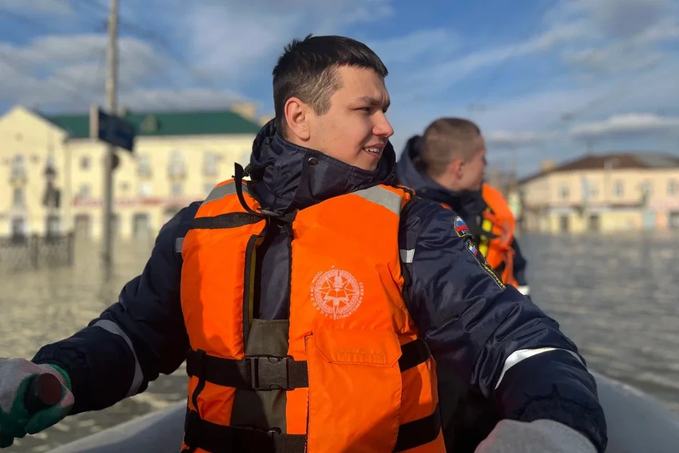 Студенты-спасатели помогают ликвидировать последствия наводнения в Орске. Фото: пресс-служба ВСКС.