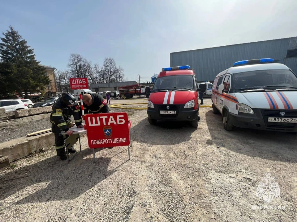 В тульском поселке Мясново на Ханинском проезде загорелся ангар