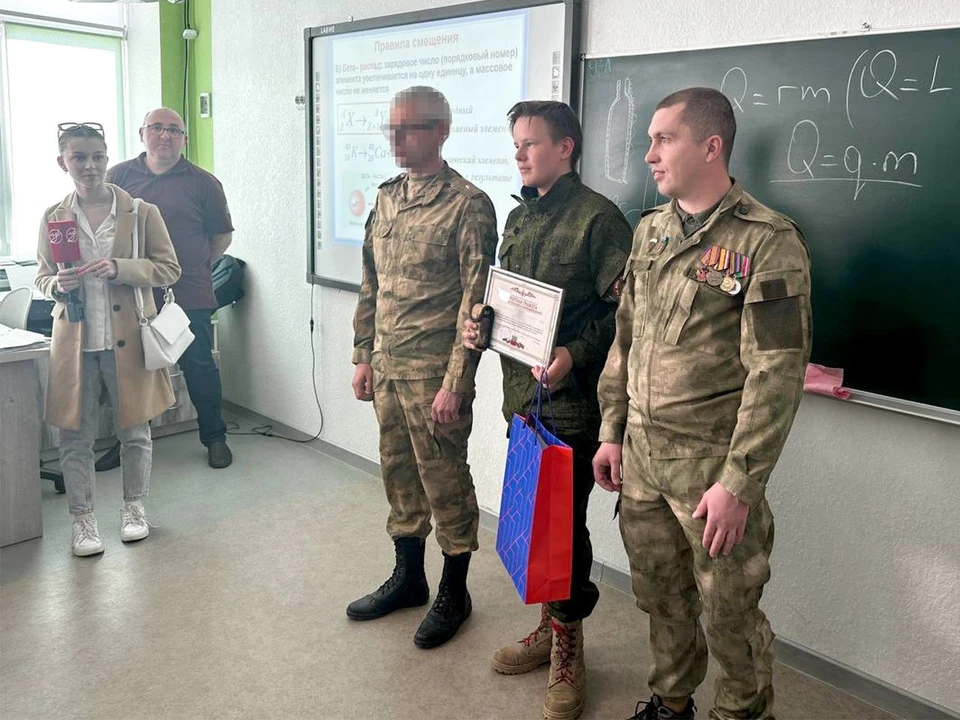 Ребят наградили за содействие при обезвреживании снаряда. Фото - телеграм-канал «Мелитопольский район»