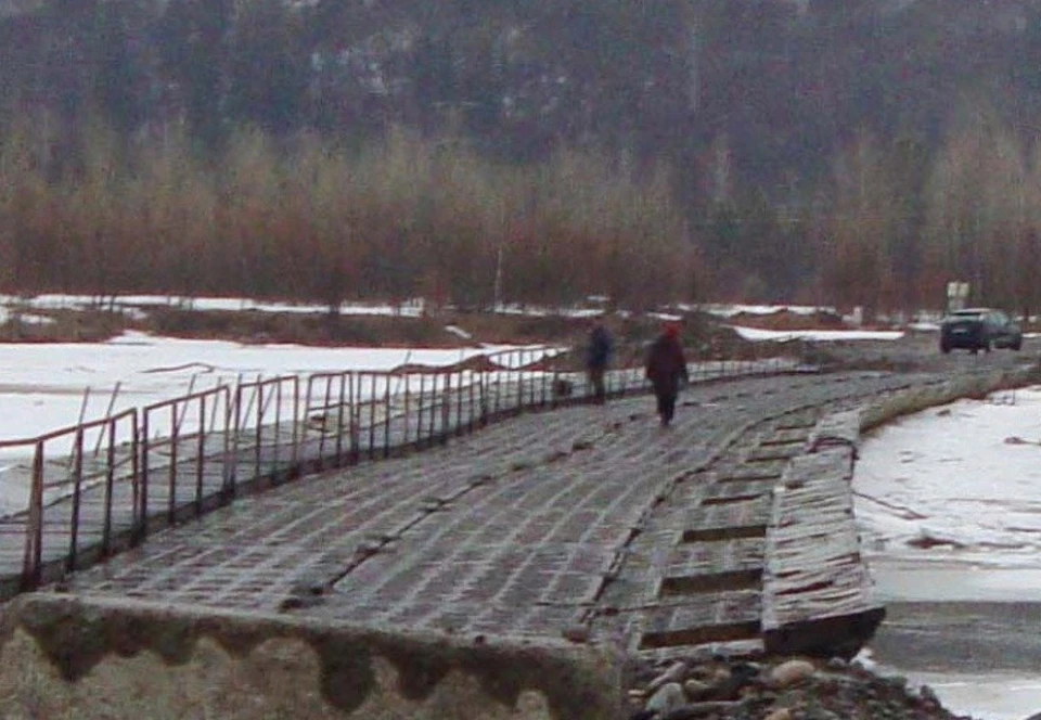 Понтонный мост официально был закрыт, но люди продолжали по нему бегать.