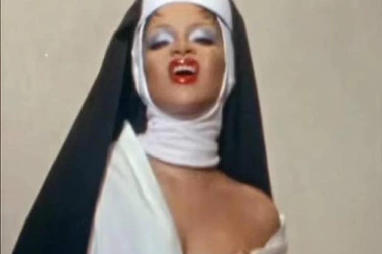 Полуголая Рианна в образе монахини на обложке журнала вызвала возмущение даже у атеистов