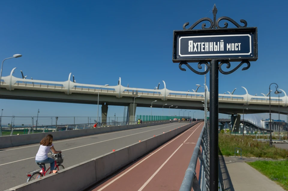 Судно село на мель около Яхтенного моста в Петербурге.
