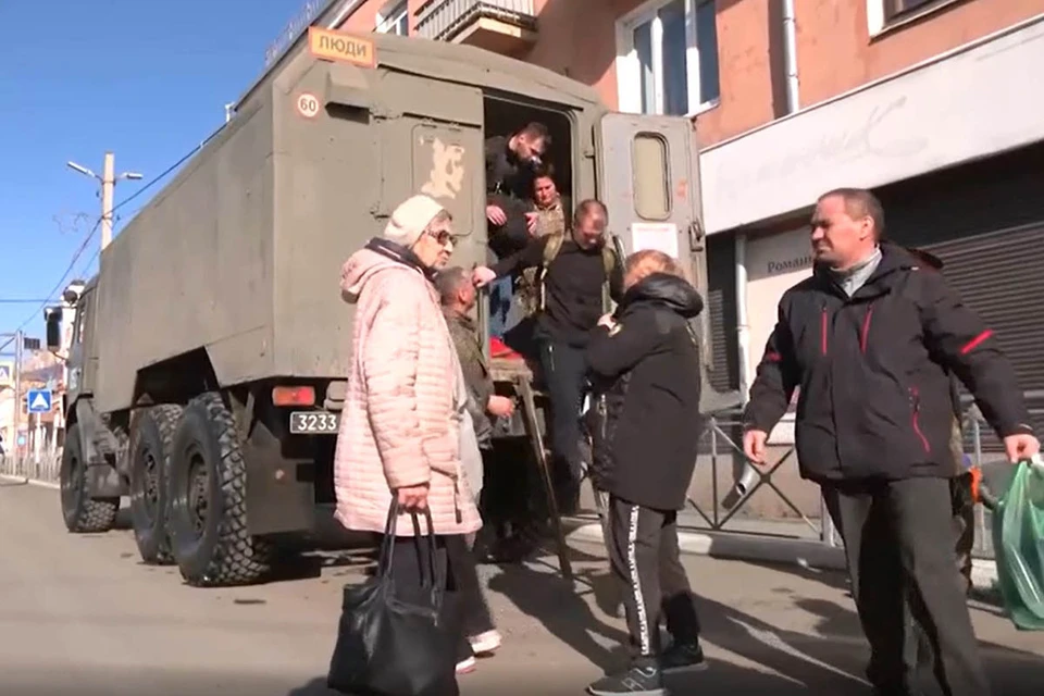 Военнослужащие сводного инженерного отряда Ясненского ракетного соединения продолжают проводить эвакуацию жителей затопленных сел и деревень Оренбуржья.