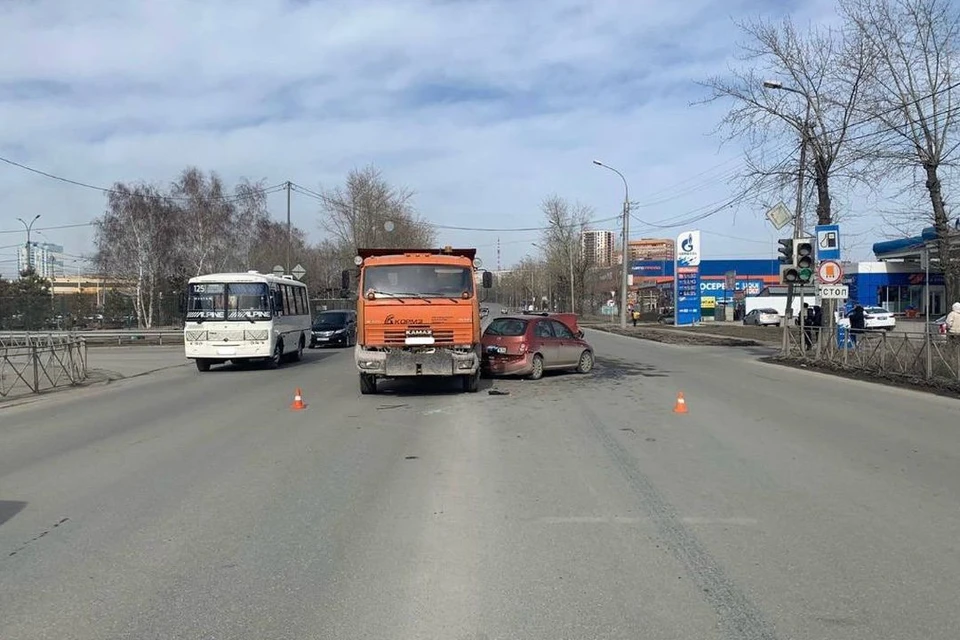 В Новосибирске грузовик «собрал» две иномарки. Фото: Госавтоинспекция Новосибирска