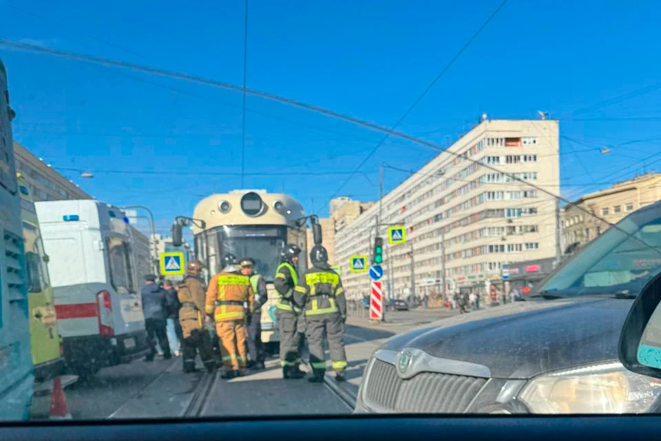 Трамвай врезался в толпу пешеходов у станции метро «Приморская» в Петербурге. Фото: t.me/novostitransporta