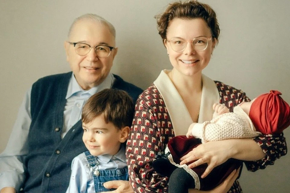 Евгений Петросян и Татьяна Брухунова в марте внезапно объявили, что у них родилась дочь. Фото: соцсети.
