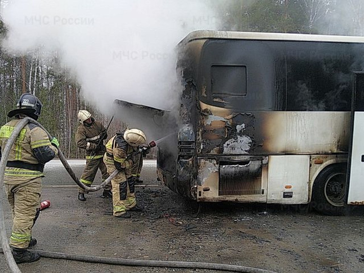 На трассе в районе Режа загорелся автобус - KP.RU