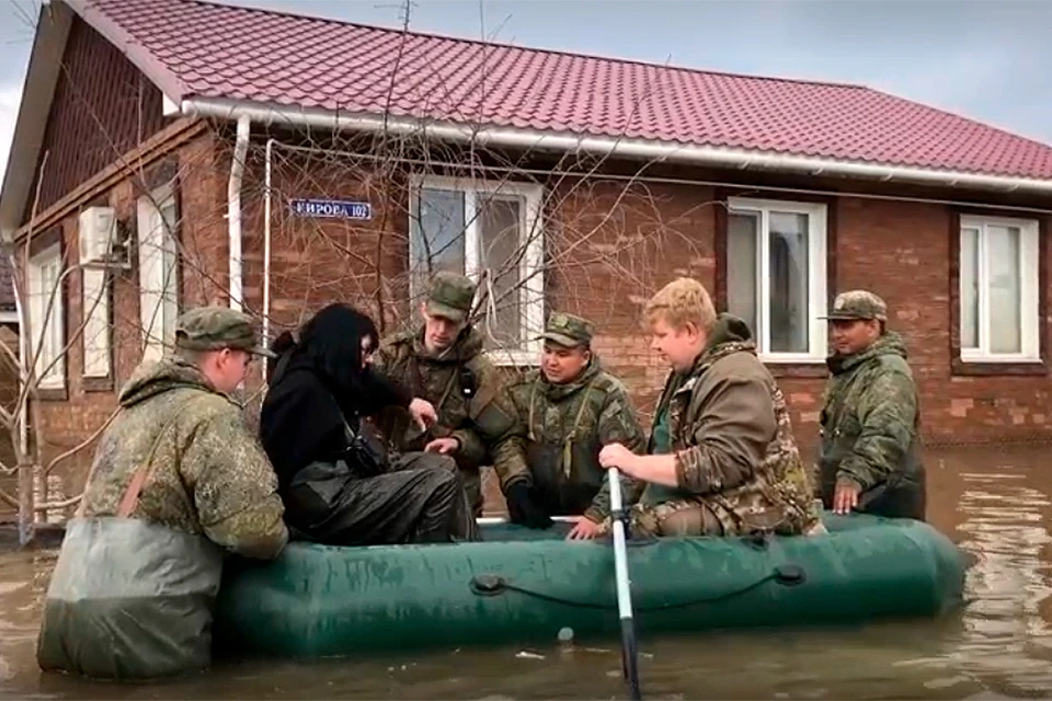 Военные проводят эвакуацию жителей из труднодоступных районов
