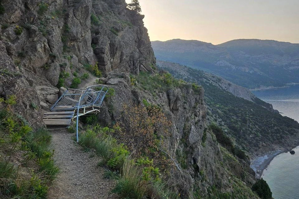 Мостик на пути к Серебряному пляжу. Фото: ТГ-канал Михаила Развожаева