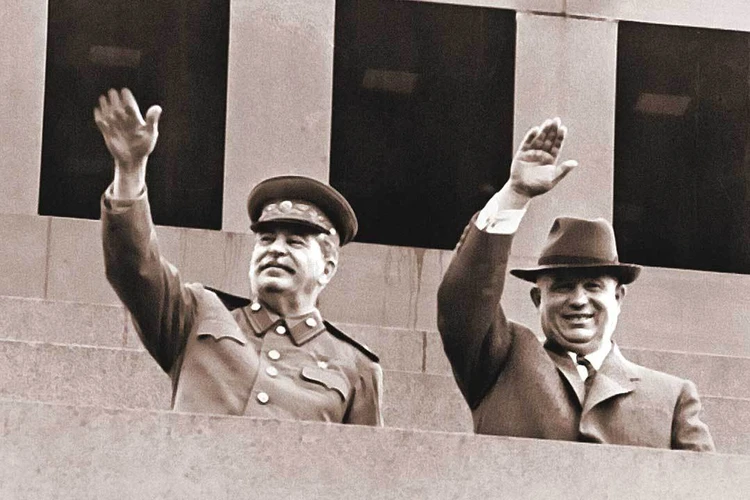 Хрущев без цензуры: Берия целовал руку умирающего Сталина. А потом плюнул