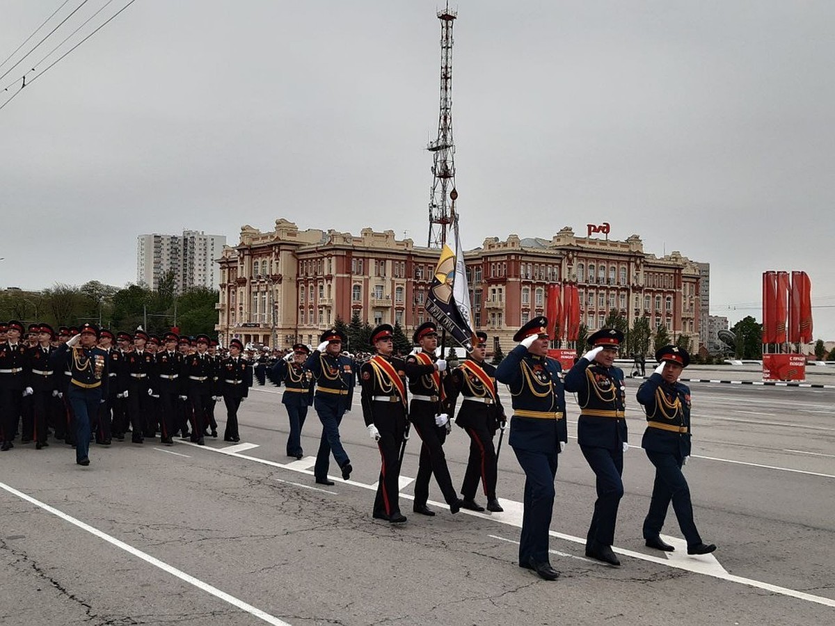 Предпраздничная репетиция военного парада блокировала движение по центру Ростова на видео