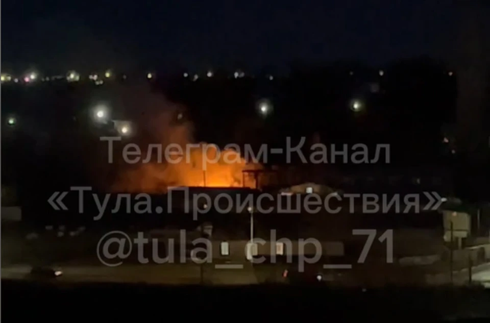 Вечерний пожар Туле: напротив ЖК «Самоваров» вспыхнул мусор. Фото: ТГ-канал "Тула. происшествия".