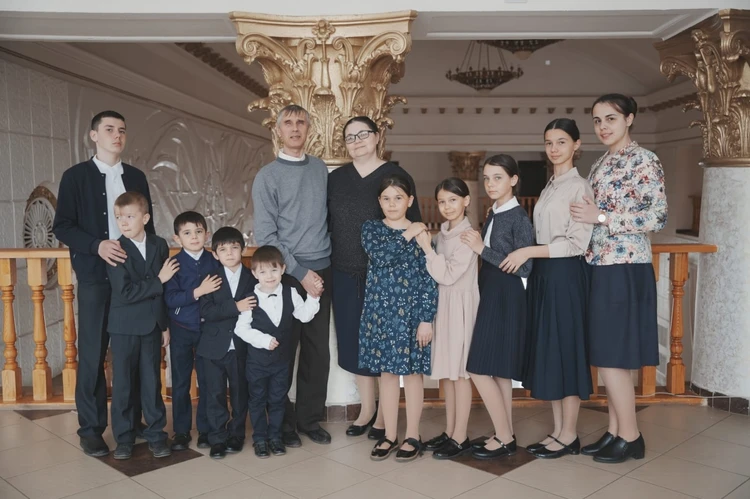 «Главное, что мы есть друг у друга»: многодетная мама из Башкирии поделилась секретами воспитания 10 детей