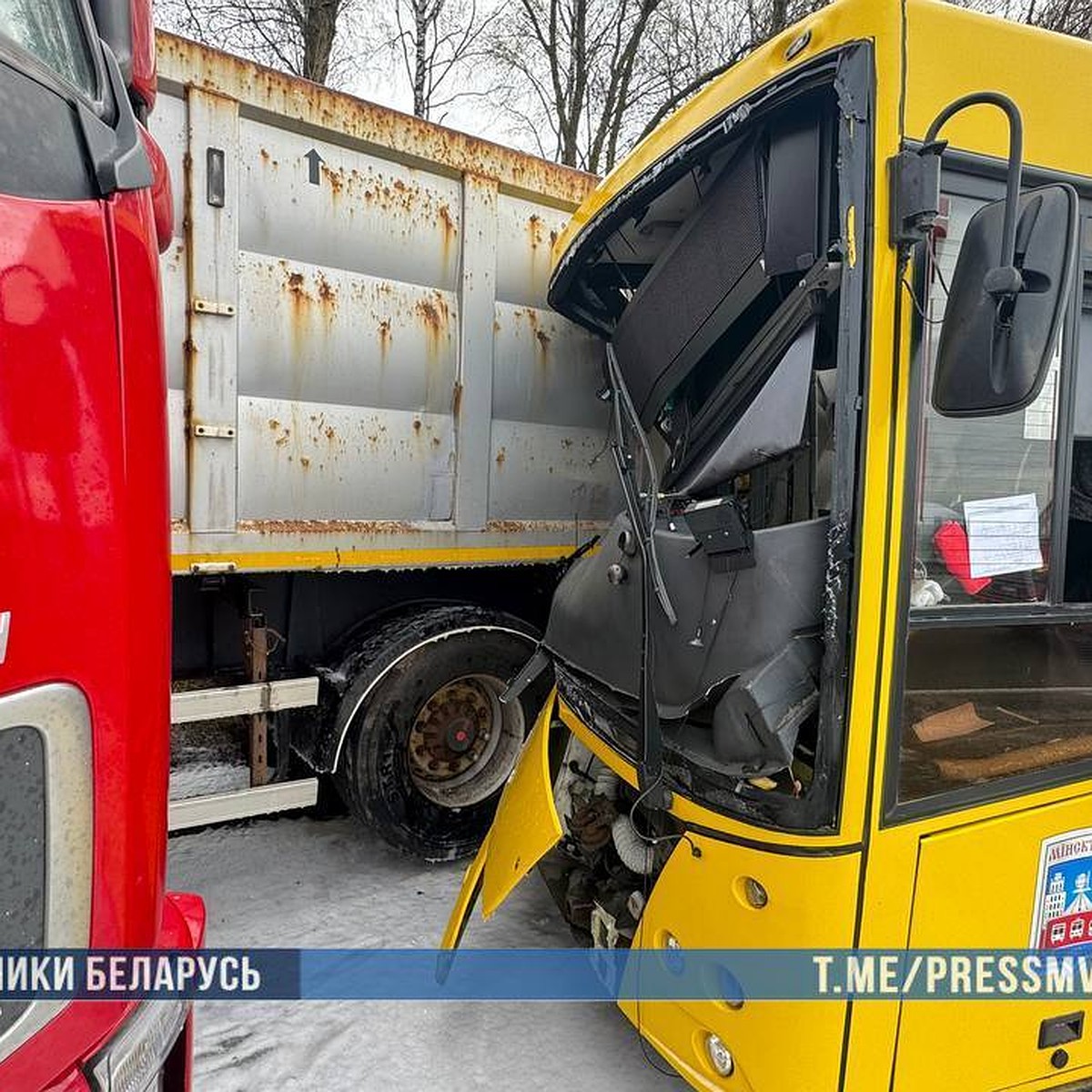 14 человек пострадали в ДТП фуры с автобусом на Смиловичском тракте в Минске  - KP.RU