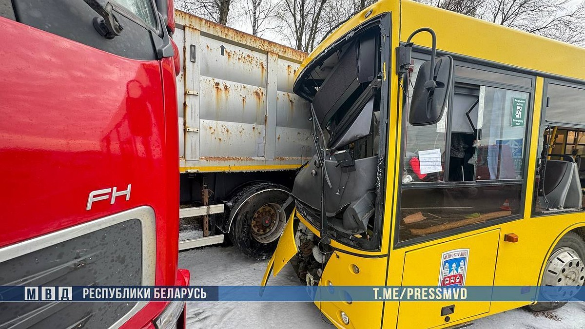 14 человек пострадали в ДТП фуры с автобусом на Смиловичском тракте в  Минске - KP.RU