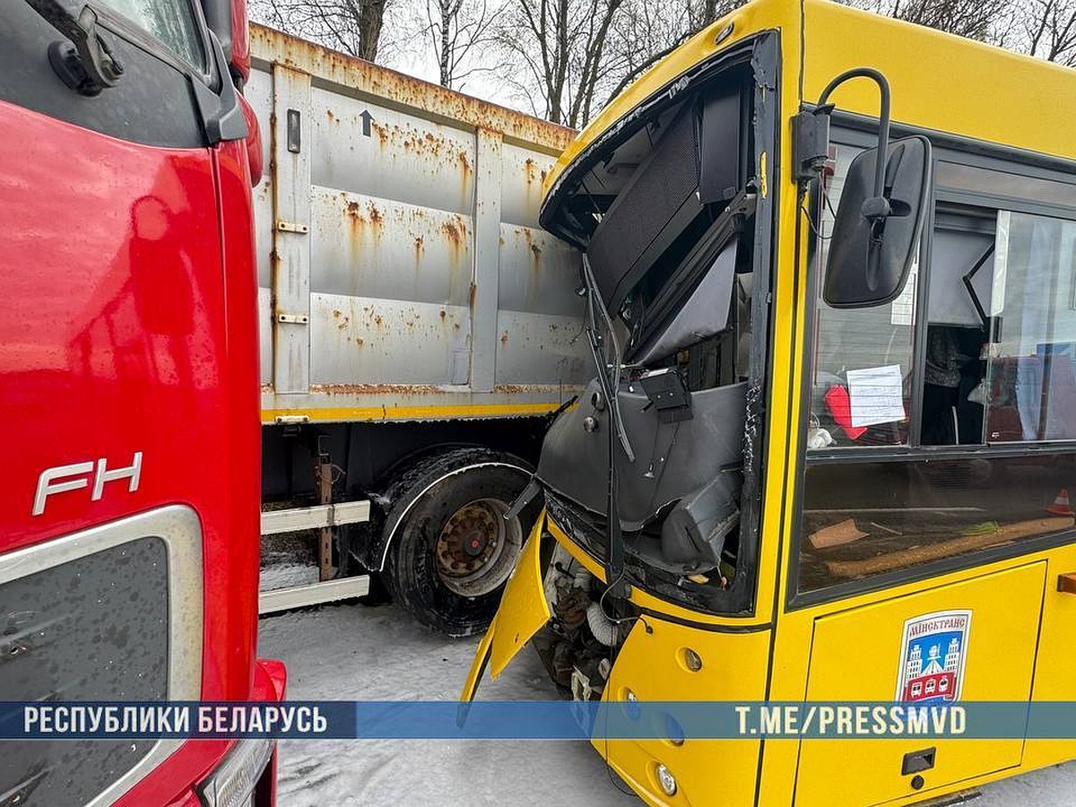 14 человек пострадали в ДТП фуры с автобусом на Смиловичском тракте в Минске  - KP.RU