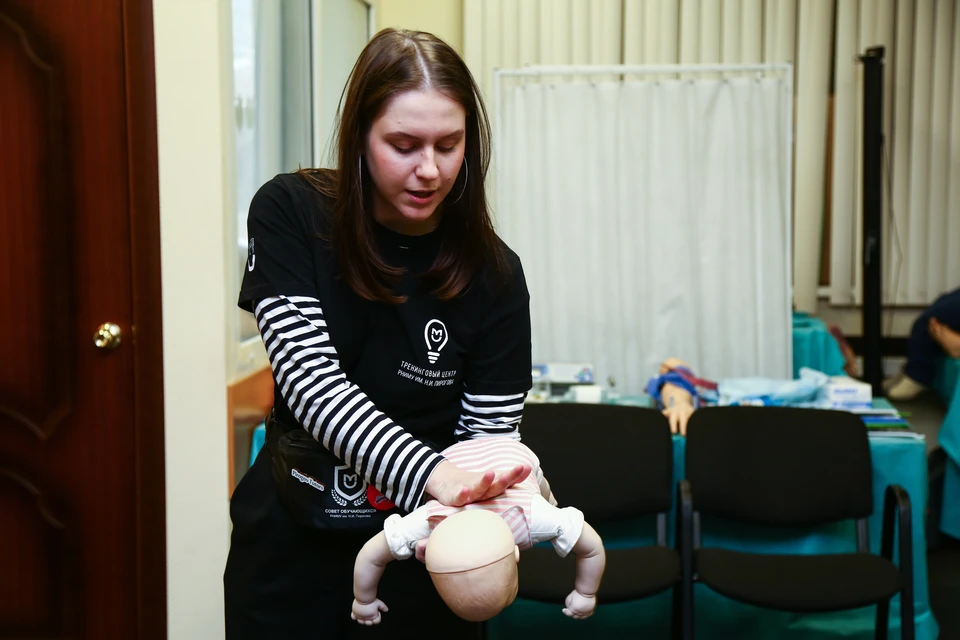 Девушка во время обучения оказывать первую медицинскую помощь. Фото: Оксана Зуйко (архив «КП»)