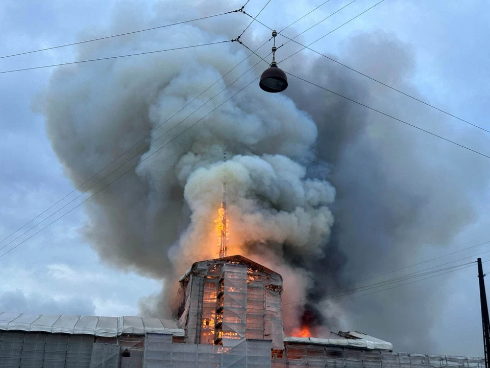 В Копенгагене в результате пожара рухнул шпиль старейшего здания фондовой биржи