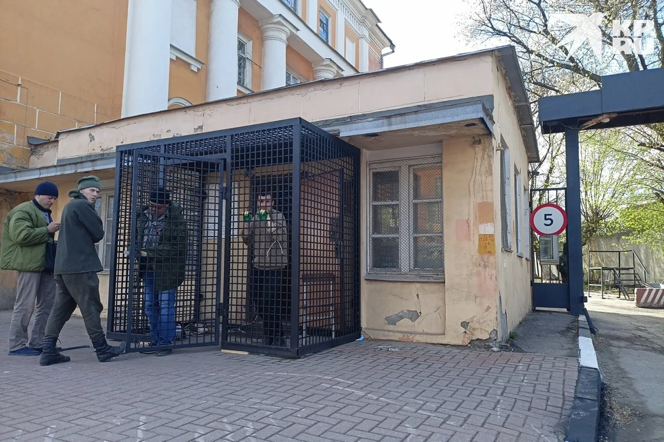 У проходной военного госпиталя в Рязани соорудили клетку.
