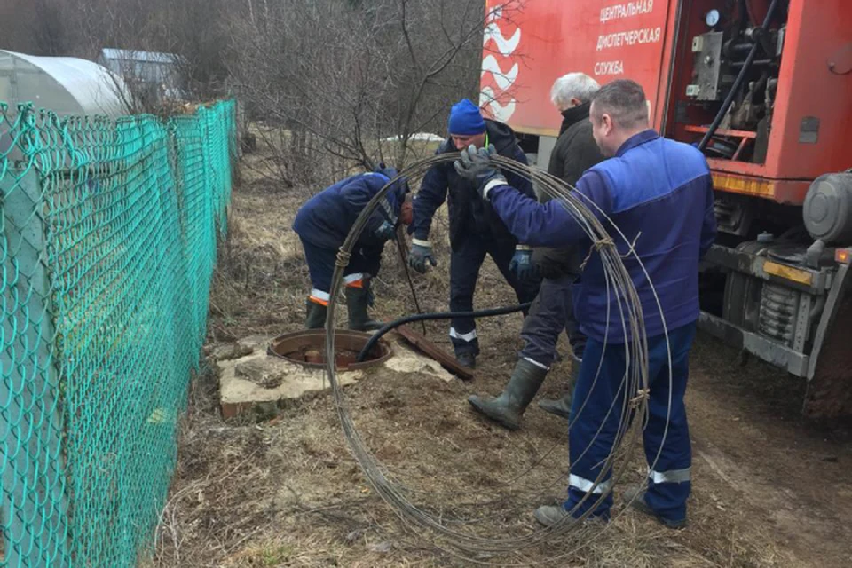 Закупорку коллектора уже устранили. Фото: пресс-служба МУП «Водоканал»