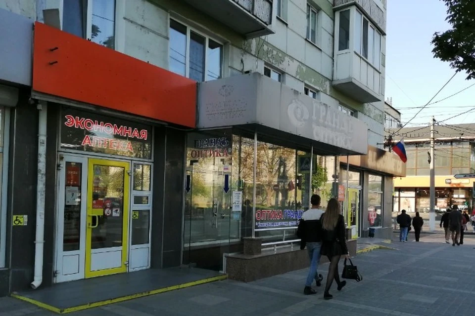 В центре Симферополе сняли вывески с аптек и магазинов.