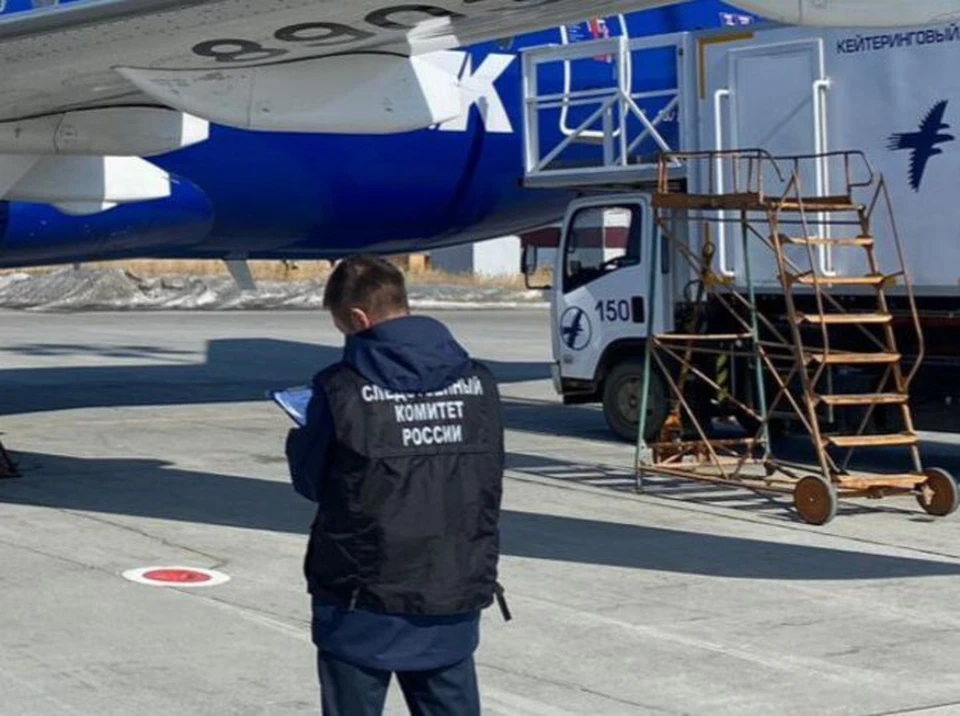 Автомобиль и самолет столкнулись в аэропорту Якутска Фото: Восточное МСУТ СК России