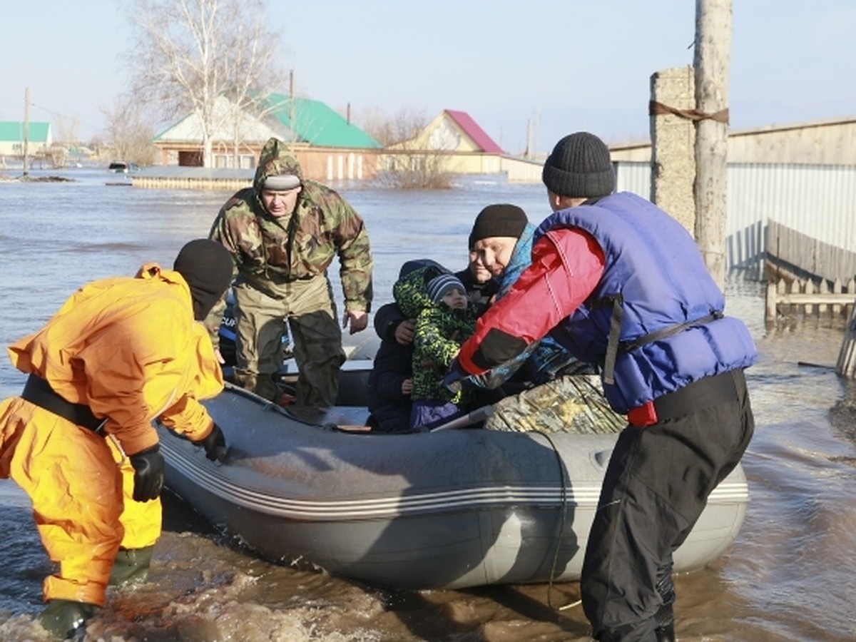 Нижегородские добровольцы помогают устранять последствия наводнения в  Оренбуржье - KP.RU