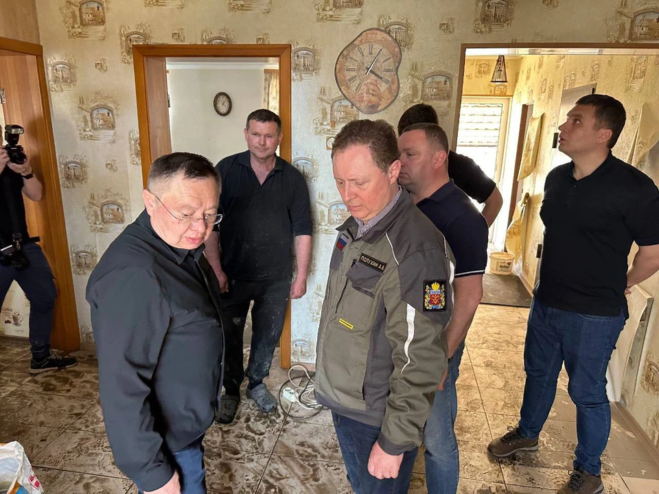 Он побывал в социальных учреждениях города и жилых домах, которые находились в зоне подтопления.