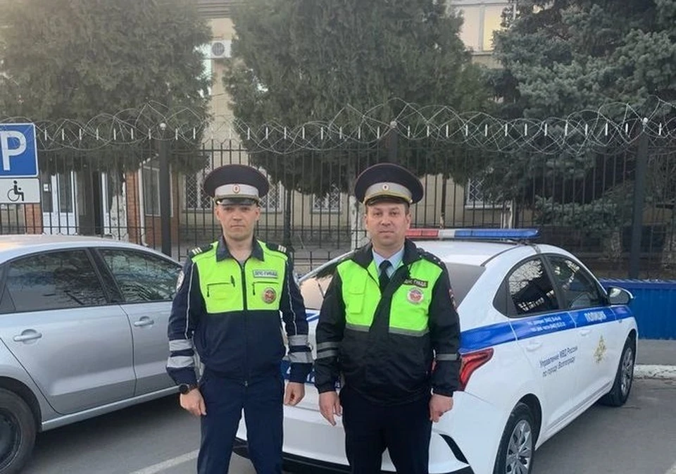 Полицейские спасли мужчину.