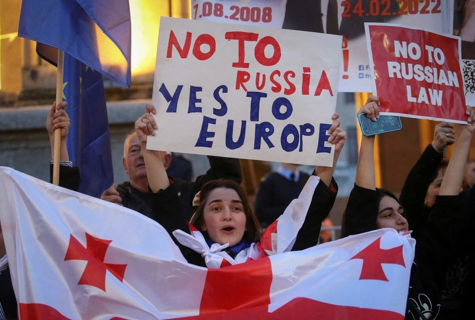 В Тбилиси прошли протесты против закона об иноагентах.