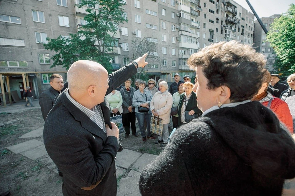 Олег Моргун пообщался с жильцами и ответил на их вопросы. Фото: ТГ/Моргун