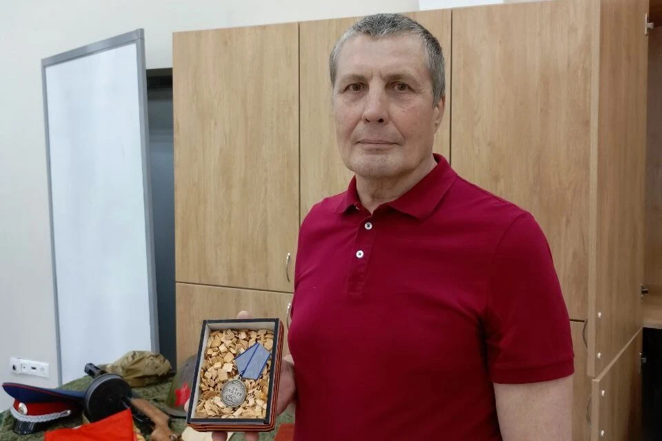 Николай Носырев с медалью своего отца