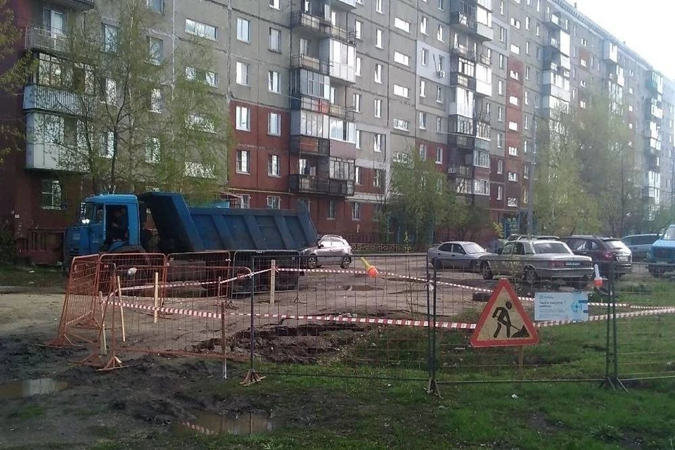 Огромный провал образовался на проспекте Бусыгина в Нижнем Новгороде. Фото: пресс-служба АО «Нижегородский водоканал»