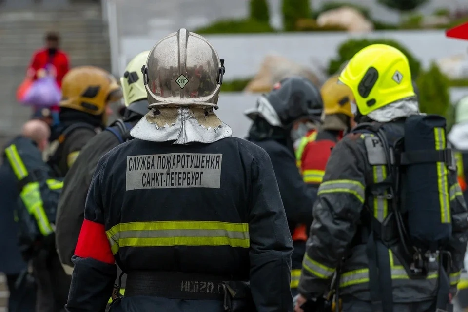 Женщина пострадала в ночном пожаре в Петербурге.