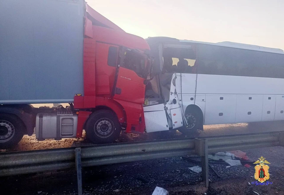 Автобус «Астрахань-Москва» лоб в лоб столкнулся с фурой в Рязанской области.