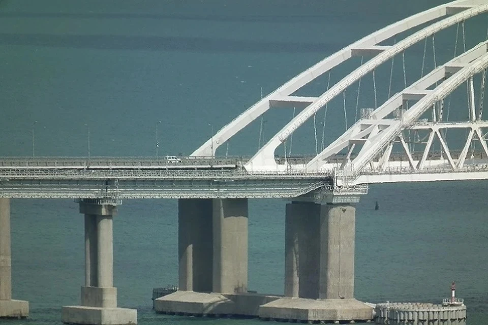 Перед Крымским мостом появились очереди