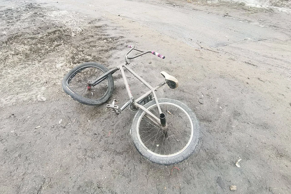 В Мурманске на улице Старостина у дома № 11/1 произошло ДТП, в котором пострадал юный велосипедист. Фото: ГИБДД по Мурманской области