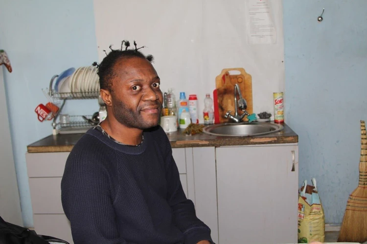 «Добро должно возвращаться!»: Житель Конго наладил жизнь после приюта для бездомных и начал помогать другим