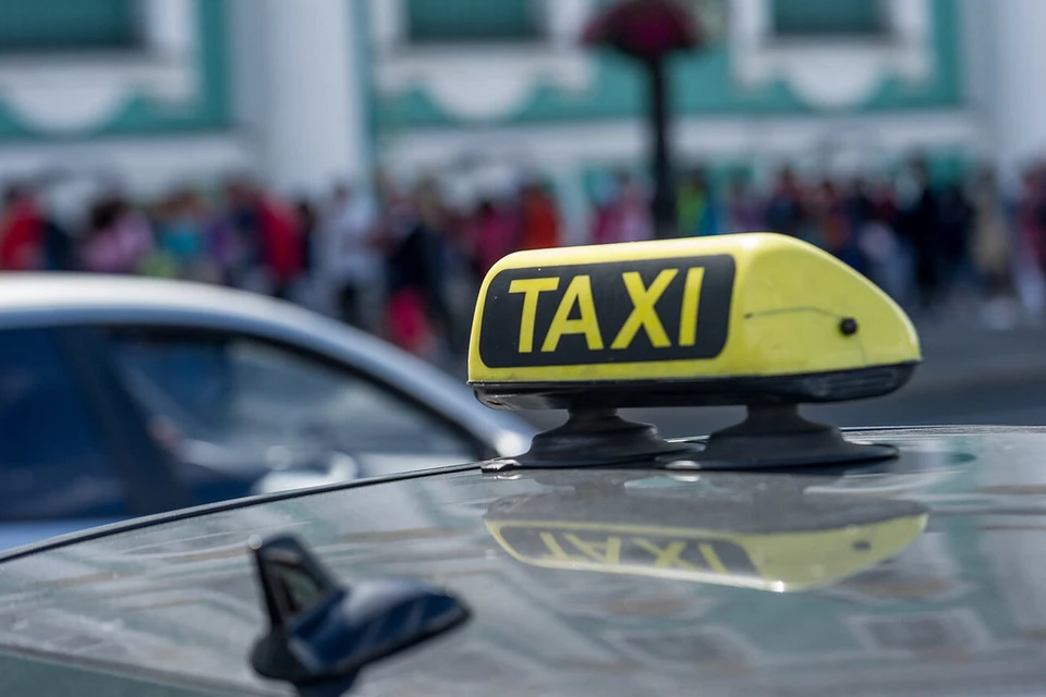 Таксиста будут судить в Петербурге за кражу денег с карты пассажира.