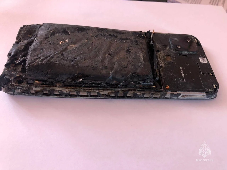В Магадане загорелся смартфон в руках у подростка. Фото: пресс-служба МЧС России