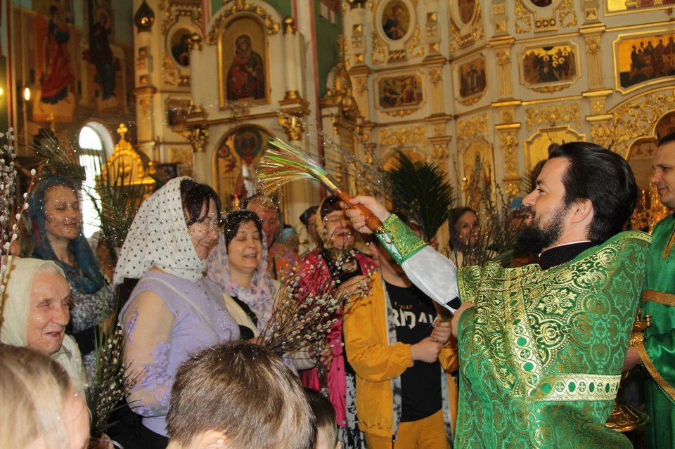 Тысячи ростовчан пришли в православные храмы в Вербное воскресенье.