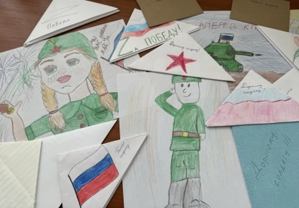 Дети сотрудников ульяновского следственного комитета написали письма бойцам СВО. Фото СК УО